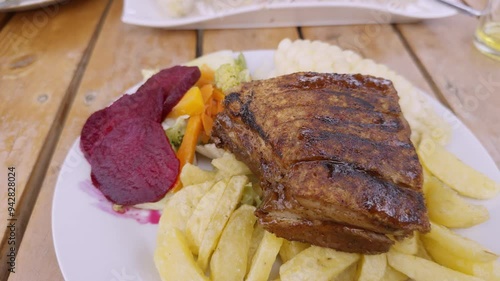 video 4K de comida peruana, lechón a la caja china con choclo, ensalada y papas fritas