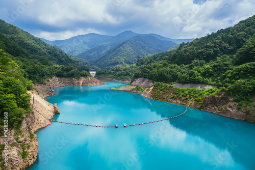 奥四万ブルーが映える奥四万湖