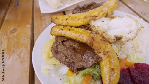 Video 4K de comida peruana, delicioso bistec a lo pobre 