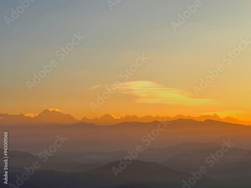 Wallpaper Mural The beautiful views of the Himalaya and eight ranges visible (Annapurna, Manaslu, Ganesh Himal, Langtang, Jugal, Rolwaling, Everest and Numbur) from Nagarkot, Nepal Torontodigital.ca
