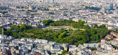 Fotografía View towards Le Jardin du Luxembourg from Tour Montparnasse in summer