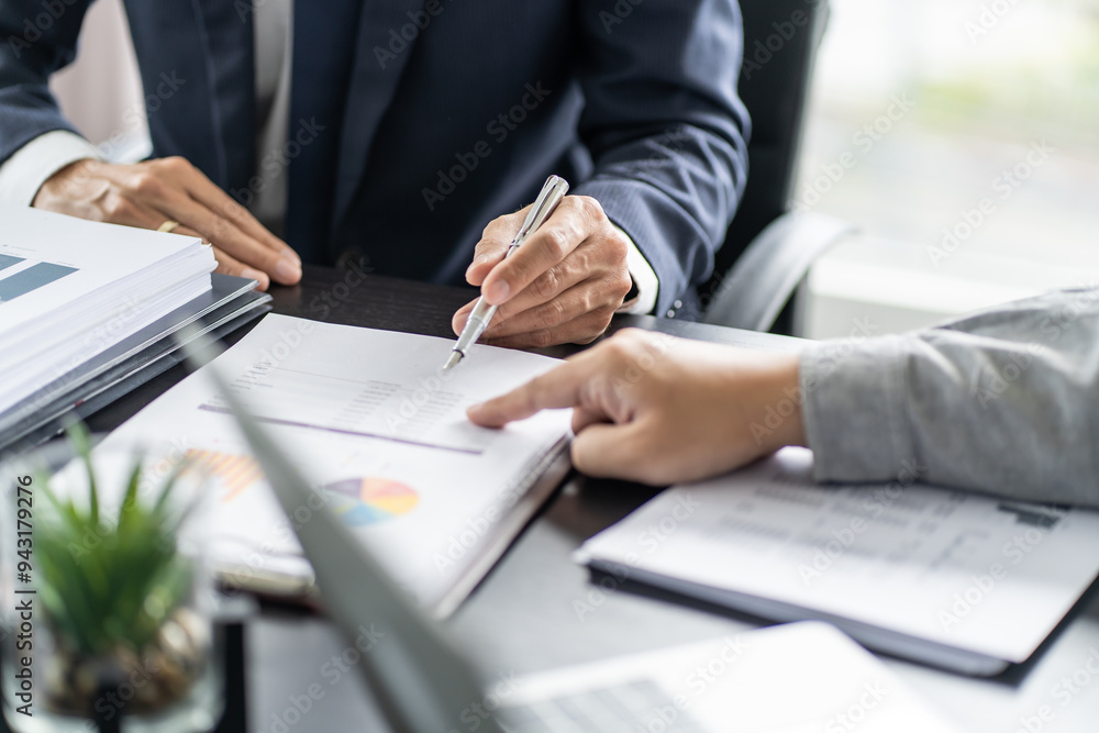 © Charlie's - Business People Meeting Design Ideas professional investor working new start up project. businessman and businesswoman working together meeting concept