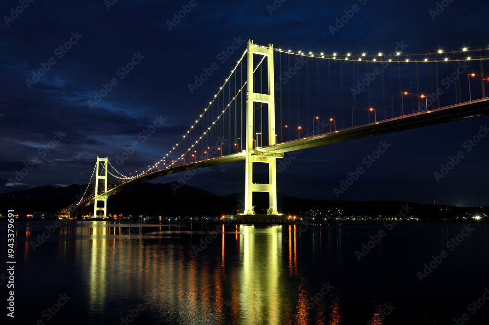 Fototapeta premium 白鳥大橋夜景