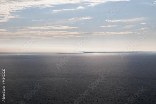 vista dettagliata, da lontano e dall'alto verso il tratto di costa che dalla città di Grado si affaccia sul mare Adriatico, di giorno, in estate, nell'Italia nord orientale photo