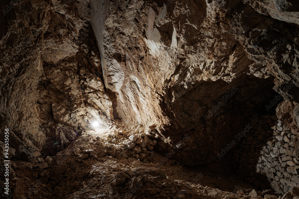 vista panoramica sugli interni di una caverna artificiale in roccia, in Slovenia
