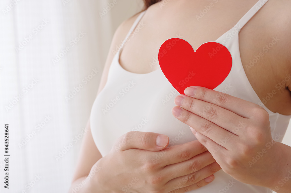 胸の前でハートのオブジェを持つ女性 胸の前でハートのオブジェを持つ女性