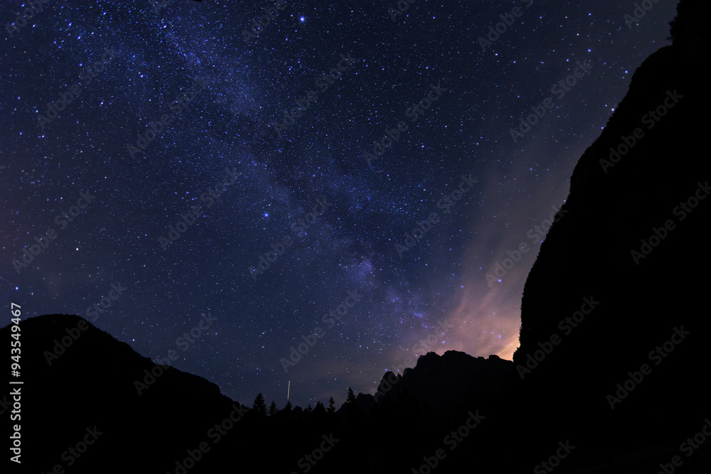 foto notturna con vista panoramica da un ambiente di montagna nel nord est Italia del cielo sereno e con tante stelle e la via lattea visibili in estate