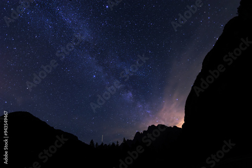 foto notturna con vista panoramica da un ambiente di montagna nel nord est Italia del cielo sereno e con tante stelle e la via lattea visibili in estate photo