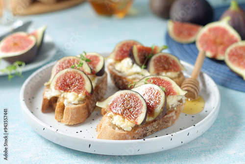 Sandwiches with cottage cheese, honey and fig