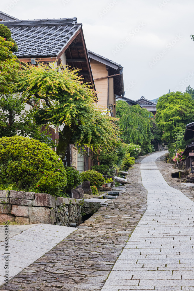 Fototapeta premium 日本 岐阜県中津川市にある中山道の宿馬町、馬籠宿の石畳の坂道と町並み