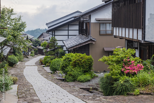 日本 岐阜県中津川市にある中山道の宿馬町、馬籠宿の石畳の坂道と家並み