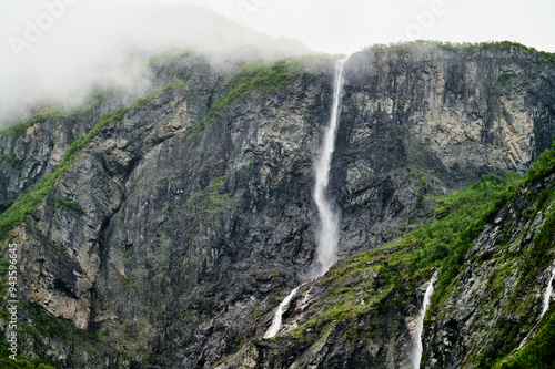 Wasserfall an einem Steilhang in Norwegen