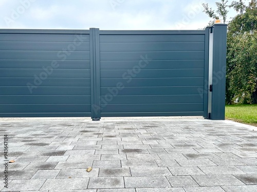 Portail en aluminium et allée pavée