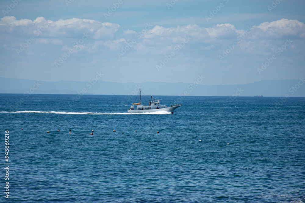 伊勢湾の海を走る釣り船 伊勢湾の海を走る釣り船