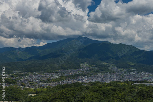 日本 岐阜県中津川市にある苗木城の天守展望台から眺める市街地と恵那山