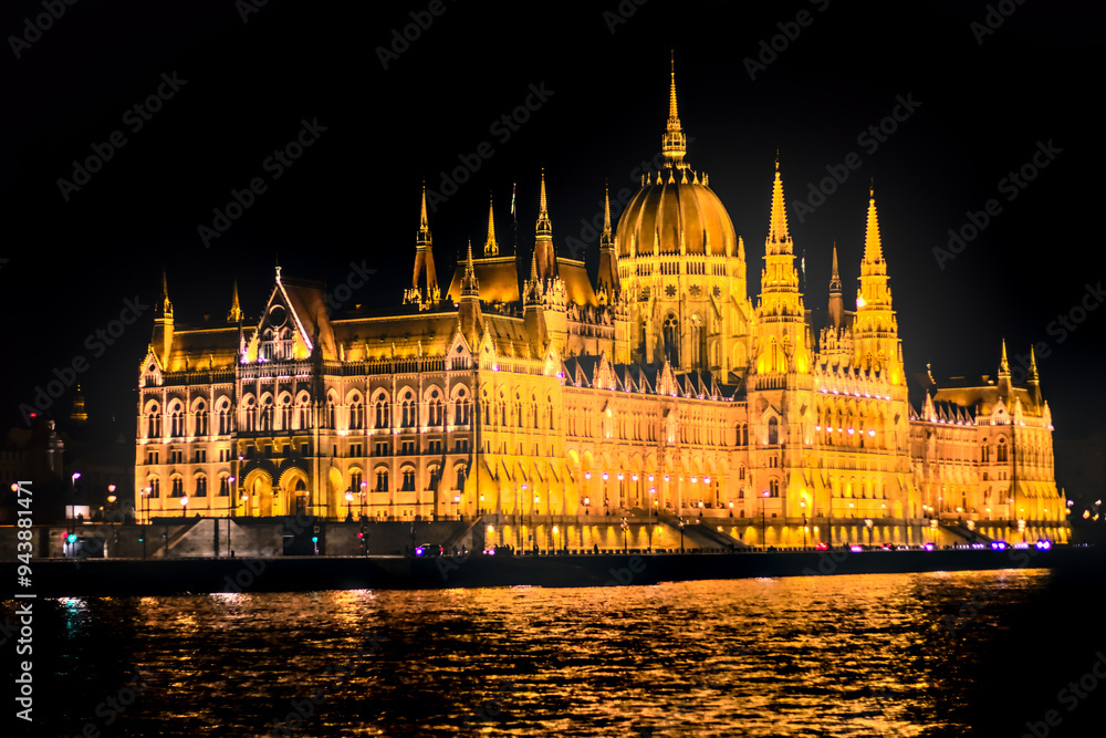 Fototapeta premium Vista Notturna del Parlamento di Budapest Riflesso nel Danubio