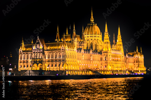 Vista Notturna del Parlamento di Budapest Riflesso nel Danubio