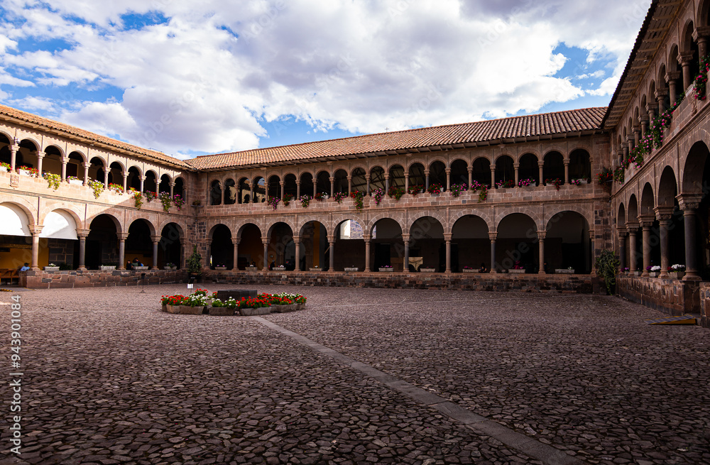 Fototapeta premium fotografía del patio interior del convento de Santo Domingo del Cusco Perú