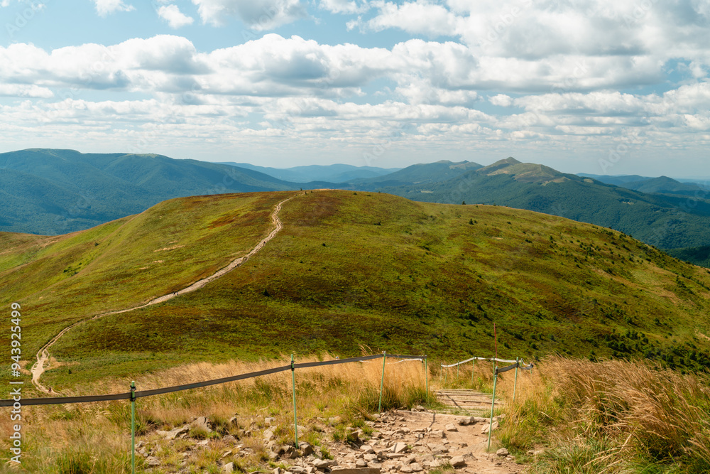 Widok na Połoninę Caryńską i Połoninę Wetlińską z Szerokiego Wierchu. Bieszczady, Szeroki Wierch, Polska
