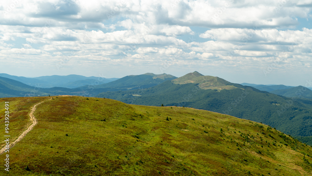 Widok na Połoninę Caryńską i Połoninę Wetlińską z Szerokiego Wierchu. Bieszczady, Szeroki Wierch, Polska