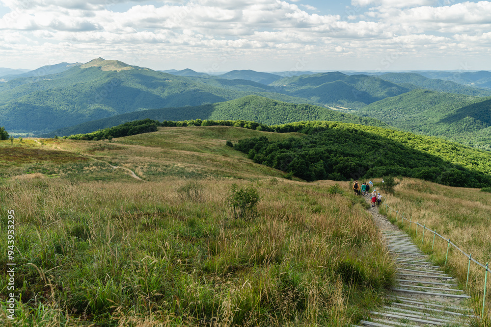 Widok na Połoninę Caryńską i Połoninę Wetlińską z Szerokiego Wierchu. Bieszczady, Szeroki Wierch, Polska