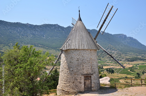 ANCIEN MOULIN A VENT DU VILLAGE DE CUCUGNAN photo