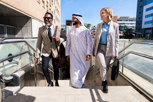 Canvas Print Group of multiethnic business people meeting an emirati businessman - Internatio