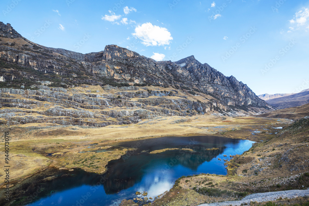 Naklejka premium Lake in Cordillera