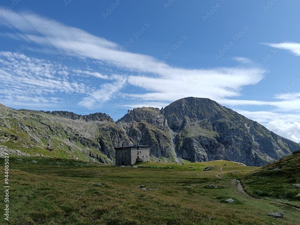piccolo rifugio incastonato tra le vette montuose piccolo rifugio incastonato tra le vette montuose