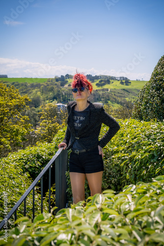 Femme en visite dans les Jardins d'Étretat en Normandie photo