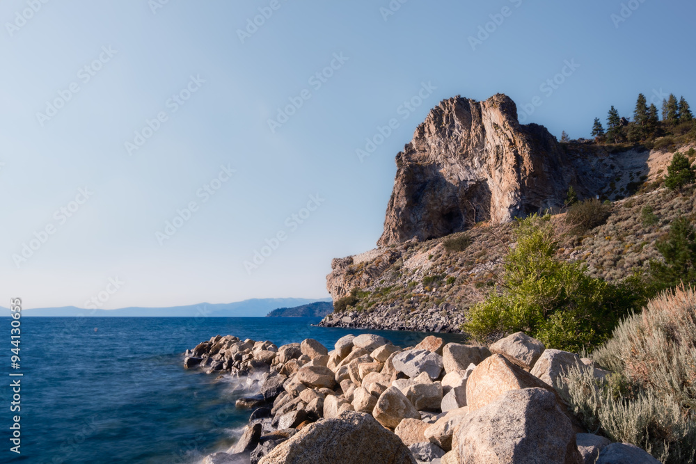 Lake Tahoe Cave Rock – malerische Landschaft am kristallklaren Bergsee Lake Tahoe Cave Rock – malerische Landschaft am kristallklaren Bergsee