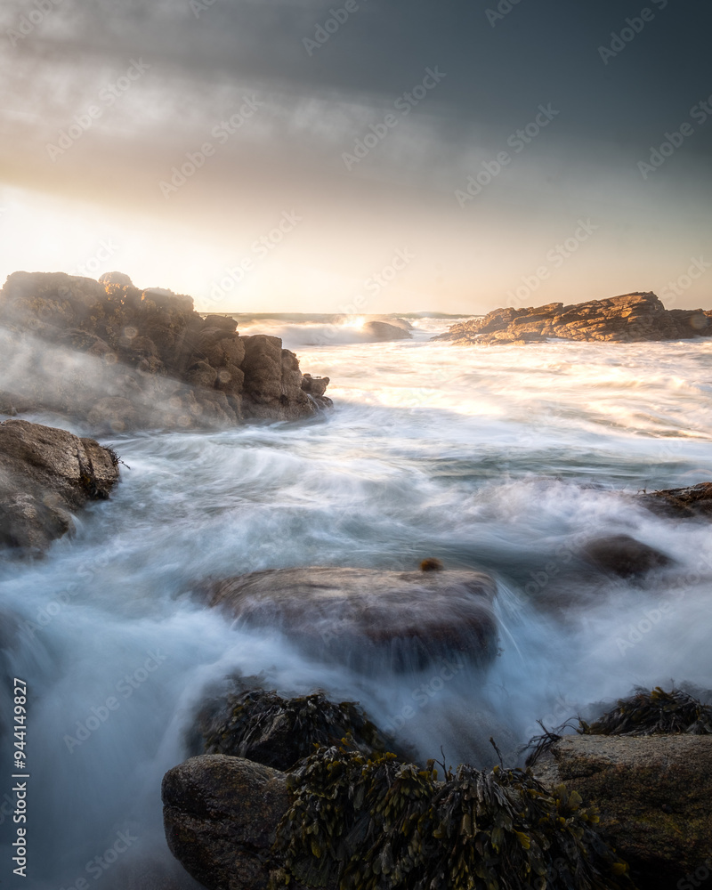 Fototapeta premium Tosende Brandung an der Küste der Île d'Yeu in Frankreich