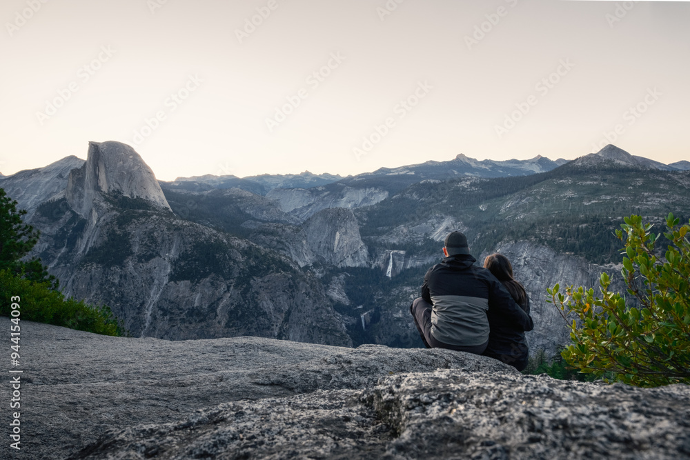 Paar genießt Sonnenaufgang im Yosemite Nationalpark am Glacier Point Paar genießt Sonnenaufgang im Yosemite Nationalpark am Glacier Point