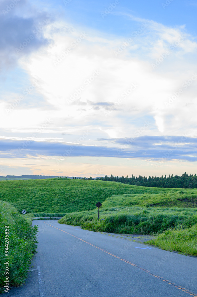 Fototapeta premium 夕暮れ時の道 阿蘇の大自然