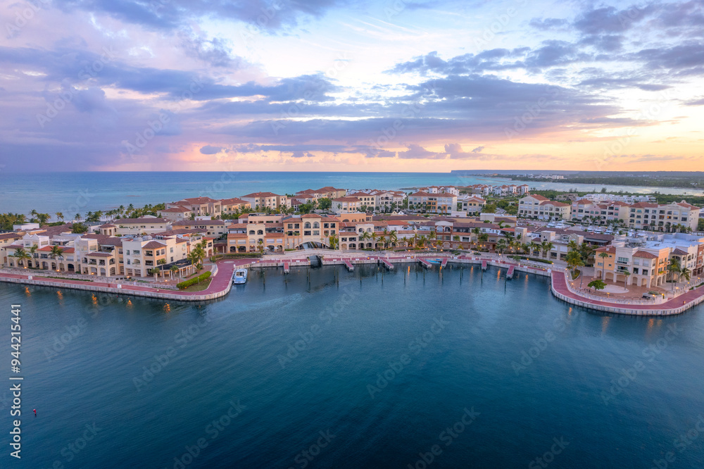 Obraz premium atardecer marina de cap cana