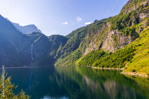 Obraz na płótnie Panorama sur le lac et la cascade d’Oô dans les Pyrénées à côté de Bagnères-de-L