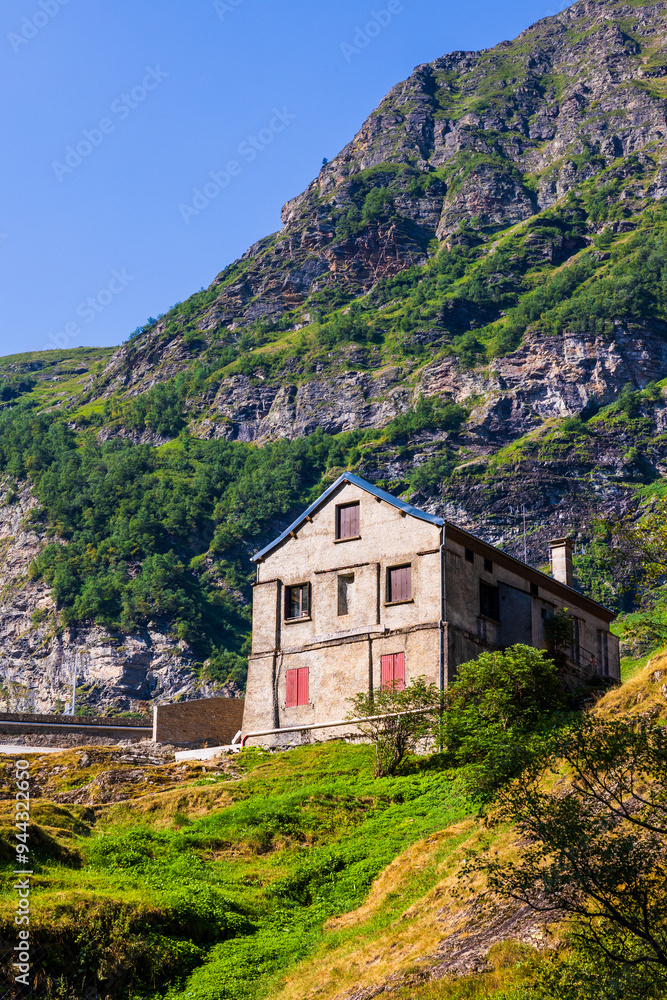 Refuge du Lac d’Oô, à côté du barrage hydroélectrique dans les Pyrénées à côté de Bagnères-de-Luchon Refuge du Lac d’Oô, à côté du barrage hydroélectrique dans les Pyrénées à côté de Bagnères-de-Luchon
