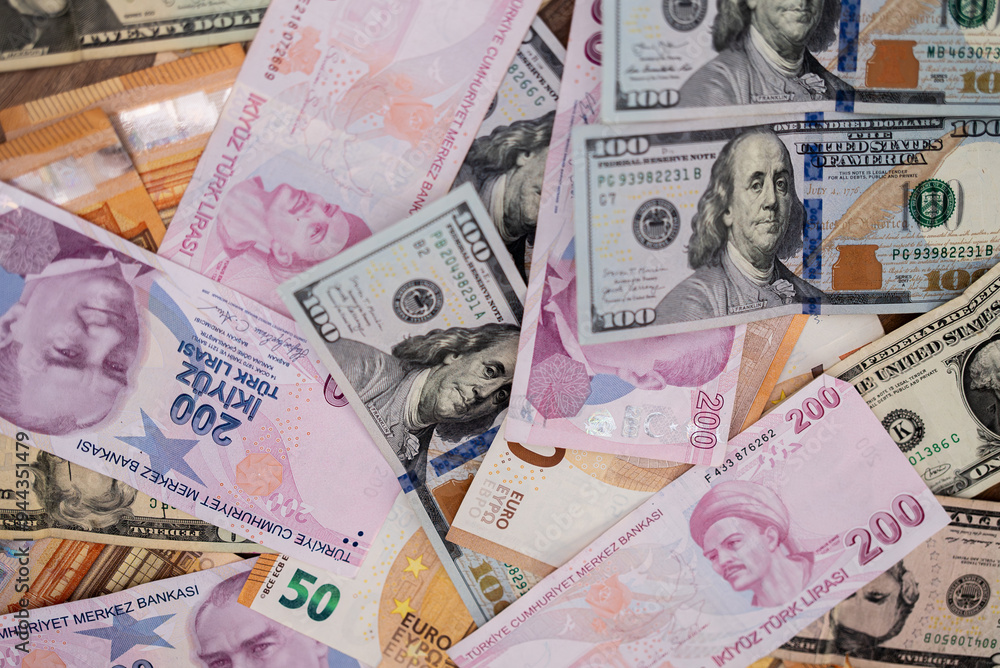 Obraz premium Various international currencies including US dollars, euros, and Turkish lira arranged haphazardly. Concept of global finance, currency exchange, and economic diversity 