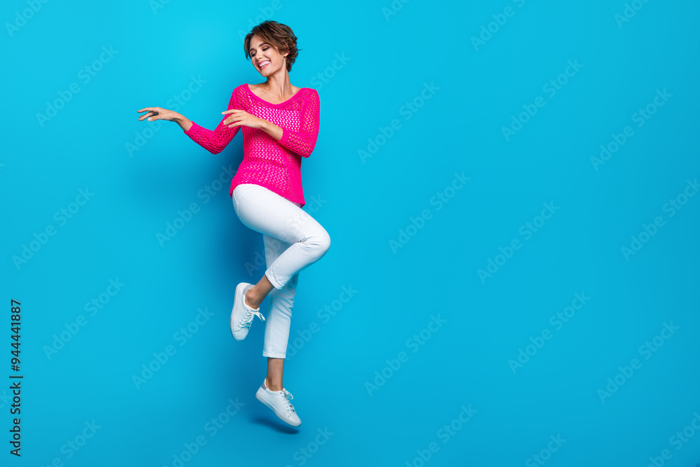 Φωτογραφία Full length photo of sweet shiny lady dressed pink knitted shirt dancing jumping