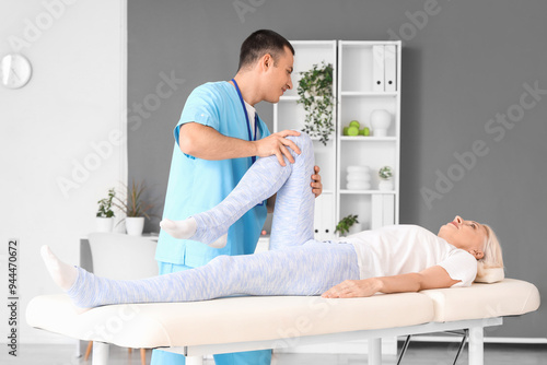 Male physiotherapist workin...