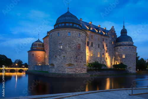 Fényképezés Massive Orebro Castle and Svartan river by night