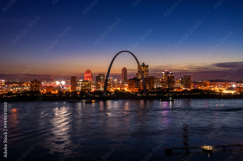 Obraz premium Gateway Arch National Park, the Mississippi River and city skyline at sunset. St Louis, Missouri, United States.