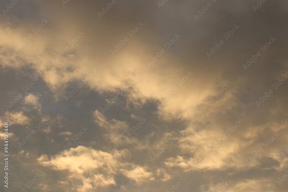 Serenata al atardecer: una sinfonía de nubes y luz Serenata al atardecer: una sinfonía de nubes y luz