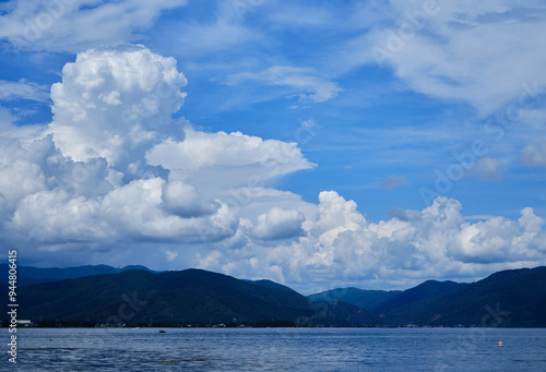 厳しい残暑の琵琶湖と青空