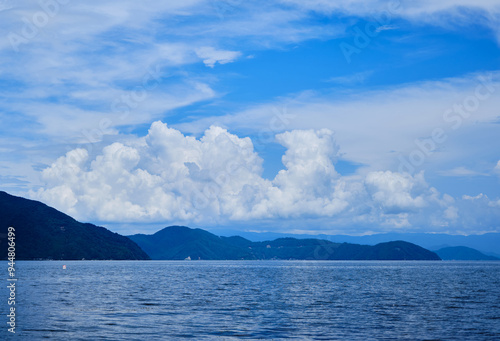 厳しい残暑の琵琶湖と青空