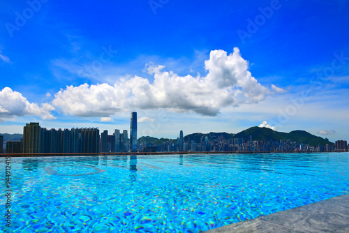 プールののある屋上から香港島とヴィクトリア湾
