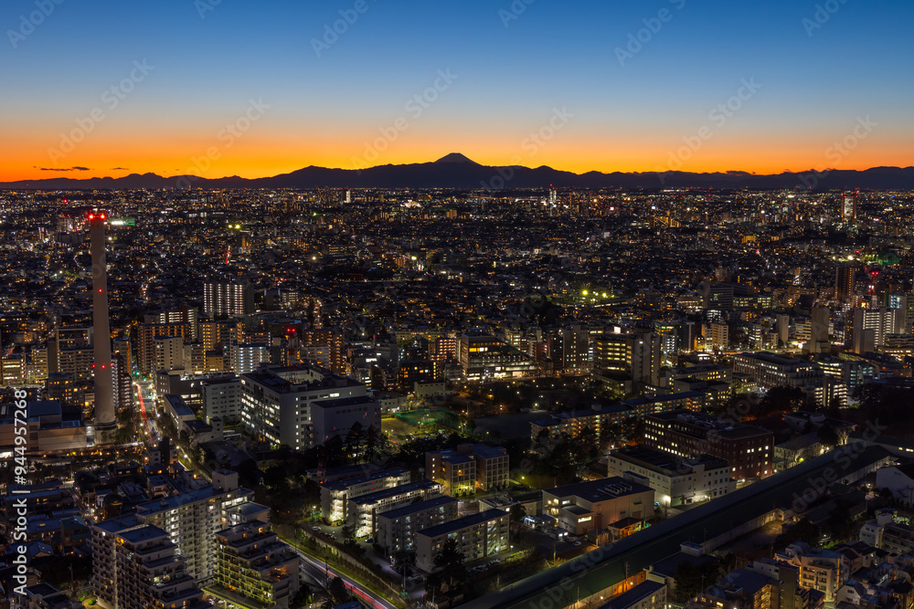 Obraz premium 東京都市風景 夕暮れの恵比寿ガーデンプレイスから富士山方面を望む