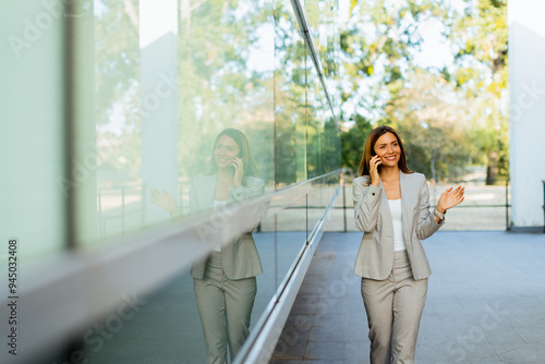 Confident business woman en...