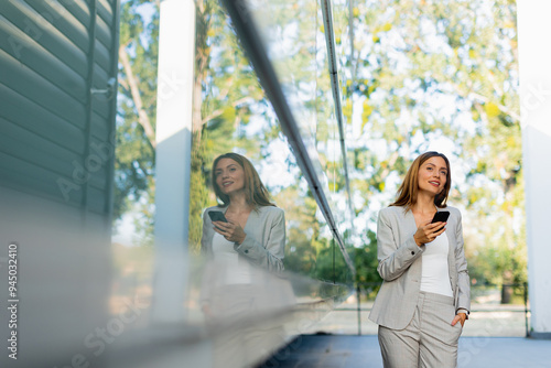 Confident business woman en...