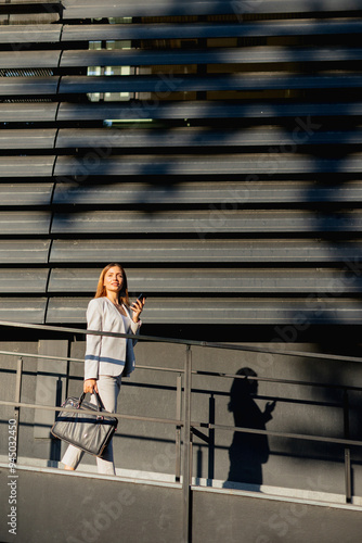 Business woman walking conf...